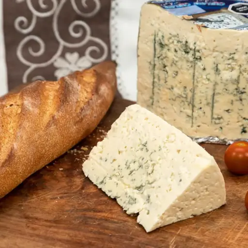 [7547] QUESO AZUL PIEZA QUILLAYES 2,1 KG.                            